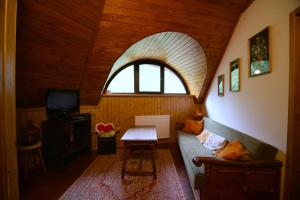 uma sala de estar com um sofá e uma janela arqueada em Hideout Homestead on the riverside Fishing&Hunting em Mezotúr
