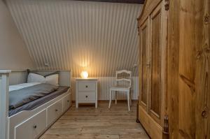 - une chambre avec un lit, une table et une chaise dans l'établissement Holiday home Hemmann, à Naumbourg