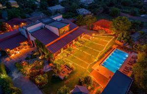 eine Luftansicht eines Hauses mit Pool in der Unterkunft Giuaani Winery in Manavi