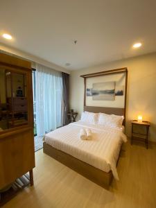 een slaapkamer met een groot bed en 2 handdoeken bij The Jomvacay Place in Kuantan