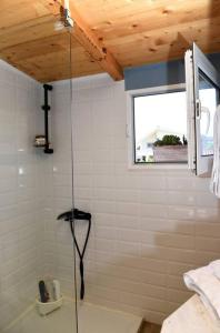 y baño con ducha, ventana y bañera. en Countryside Loft - Inachos 