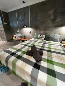 1 dormitorio con 1 cama grande de color verde y blanco en YY Residences en Ipoh
