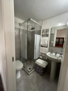 een badkamer met een douche, een toilet en een wastafel bij La Bracceschina in Spoleto