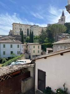 een uitzicht op een stad met gebouwen en een auto op een dak bij La Bracceschina in Spoleto