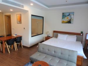 um quarto de hotel com uma cama, uma mesa e uma secretária em FLC Sea Tower Quy Nhơn - VIP HOUSE em Quy Nhon