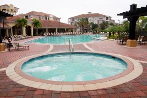 בריכת השחייה שנמצאת ב-Vista Cay Inn או באזור