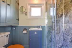 Kylpyhuone majoituspaikassa Crabden Shepherd Hut - Blendworth