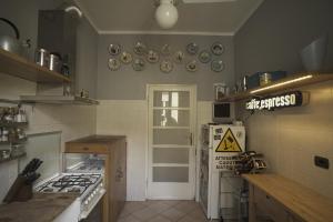 een keuken met een fornuis en een koelkast bij Appartamento moderno a 2 passi dal Duomo di Parma in Parma