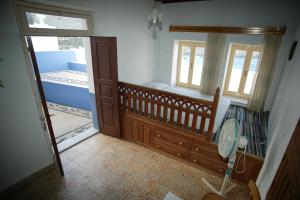 een kamer met een trap en een deur met een ventilator bij Eugenia villa in Lindos