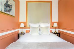 Un pat sau paturi într-o cameră la Luxury 3 bedrooms 3 bathrooms apartment in Le Marais