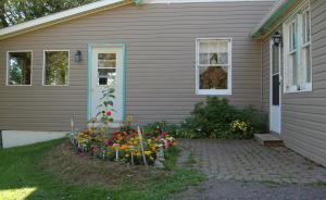 una casa con un ramo de flores delante de ella en North Rustico Bed and Breakfast, en North Rustico