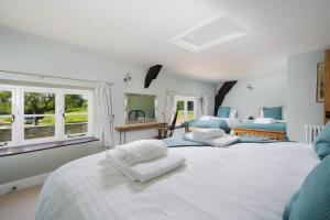 מיטה או מיטות בחדר ב-Summergreen Farmhouse