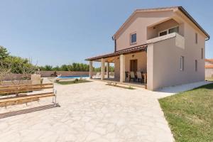 une maison avec une terrasse et une piscine dans l'établissement Casa di Marko-NEW MODERN RUSTIC HOUSE with pool AND SPACIOUS GARDEN!, à Privlaka