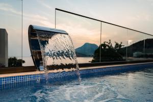 ein Springbrunnen in einem Schwimmbecken mit Aussicht in der Unterkunft G Star Hotel in Sutomore