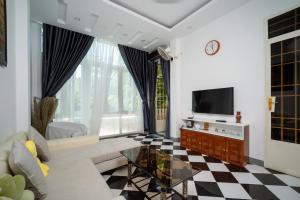 un soggiorno con divano e TV di Nhà đầy nắng homestay a Nha Trang