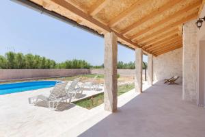 eine Terrasse mit Stühlen und einem Pool in der Unterkunft Casa di Marko-NEW MODERN RUSTIC HOUSE with pool AND SPACIOUS GARDEN! in Privlaka