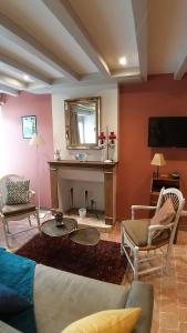 ein Wohnzimmer mit einem Sofa und einem Kamin in der Unterkunft Maison Coeur de Sancerre in Sancerre