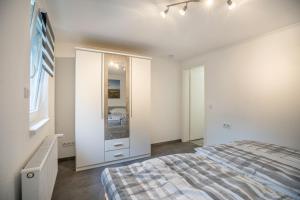 Ein Bett oder Betten in einem Zimmer der Unterkunft Ferienwohnung 9 und 40