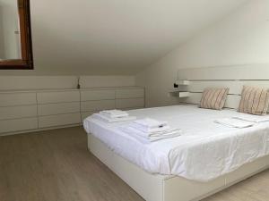 Postel nebo postele na pokoji v ubytování Kibilù - Brebbia Bilocale con Piscina Parcheggio vicinanze Lago Maggiore