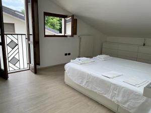 Postel nebo postele na pokoji v ubytování Kibilù - Brebbia Bilocale con Piscina Parcheggio vicinanze Lago Maggiore + 18 fotografií