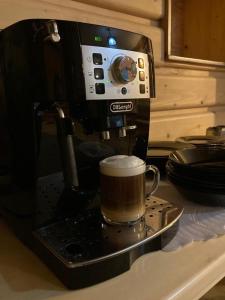 チョルシュティンにあるWilla Dwa Zamkiのコーヒーメーカー(カウンターにカップ付)