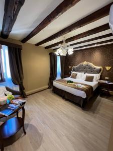 A bed or beds in a room at Cà Dell'Arte Palace