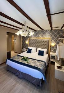 A bed or beds in a room at Cà Dell'Arte Palace