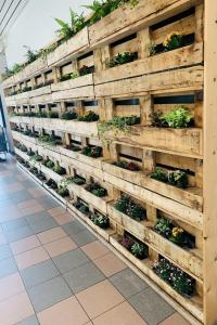 un jardín vertical en una pared de madera con plantas en Totalenergies Frit Autentic Habay-la-Neuve, en Habay-la-Neuve