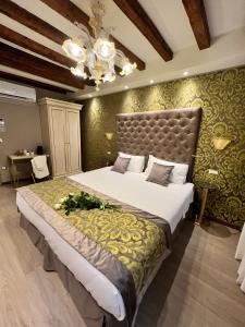A bed or beds in a room at Cà Dell'Arte Palace