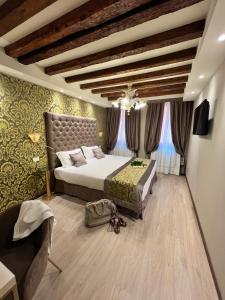A bed or beds in a room at Cà Dell'Arte Palace
