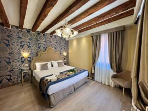 A bed or beds in a room at Cà Dell'Arte Palace
