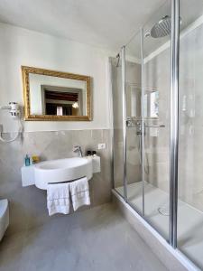 A bathroom at Cà Dell'Arte Palace