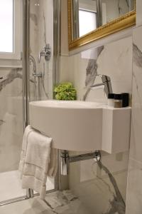 A bathroom at Cà Dell'Arte Palace