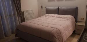 um quarto com uma cama grande e uma cabeceira de metal em Gioia del salento em Lecce