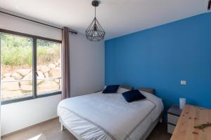 Postel nebo postele na pokoji v ubytování L'Aurore de Cruciata - Appt vue baie d'Ajaccio