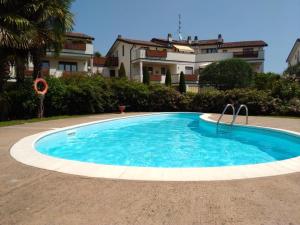 uma grande piscina em frente a uma casa em Kibilù - Brebbia Bilocale con Piscina Parcheggio vicinanze Lago Maggiore em Brebbia
