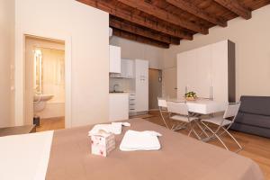 cocina y sala de estar con mesa y sillas en PALAZZETTO IL MANGANO - F&L Apartment en Brescia