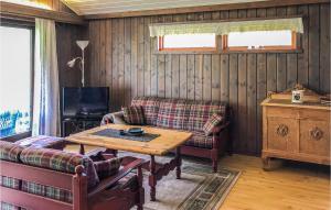ein Wohnzimmer mit einem Tisch und einem Sofa in der Unterkunft Beautiful Home In lfoten With House Sea View in Ålfoten