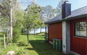 Zahrada ubytování Gorgeous Home In Ålfoten With Sauna