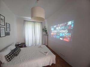 Postel nebo postele na pokoji v ubytování Warsaw Concierge Bracka Retro flat