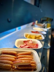 een buffet met dienbladen hotdogs en spek bij Mayfair Hotel in Blackpool