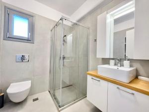Kúpeľňa v ubytovaní Hosting Moments Private Pool Holiday Home