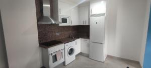 Кухня или мини-кухня в Apartamentos Cala Azul La Móra
