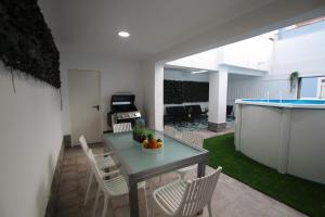 Una cocina y un comedor con mesa y sillas. en La Casita de Bullas by Rental Olé, en Bullas