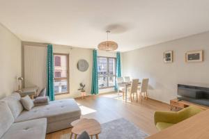 a living room with a couch and a table at CABANA & La Calade - Centre-Ville in Villefranche-sur-Saône