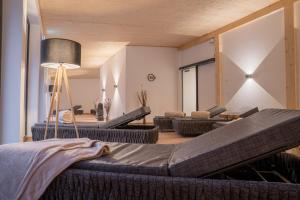 ein Wohnzimmer mit 2 Sofas und einem Sofa in der Unterkunft Waldhotel Vogtland in Klingenthal