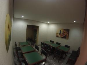 - une salle à manger avec des tables et des chaises dans l'établissement Option Hotel São Paulo - Anhembi - Expo Center Norte, à São Paulo
