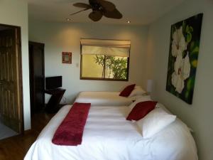 サンホセにあるOut of Bounds Boutique Hotelの大きな白いベッドと赤い枕のある寝室 +33枚の写真