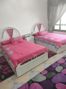 En eller flere senge i et værelse på شقق المنيل