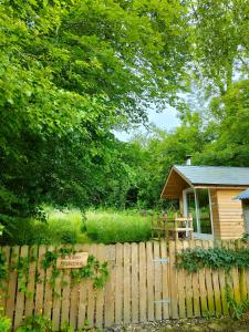 een houten hek voor een tiny house bij Dryw bach glamping hut in Llandeilo